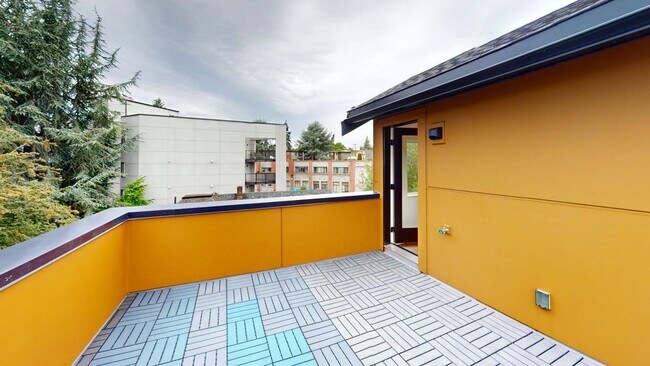 Building Photo - 113 24th Ave E
