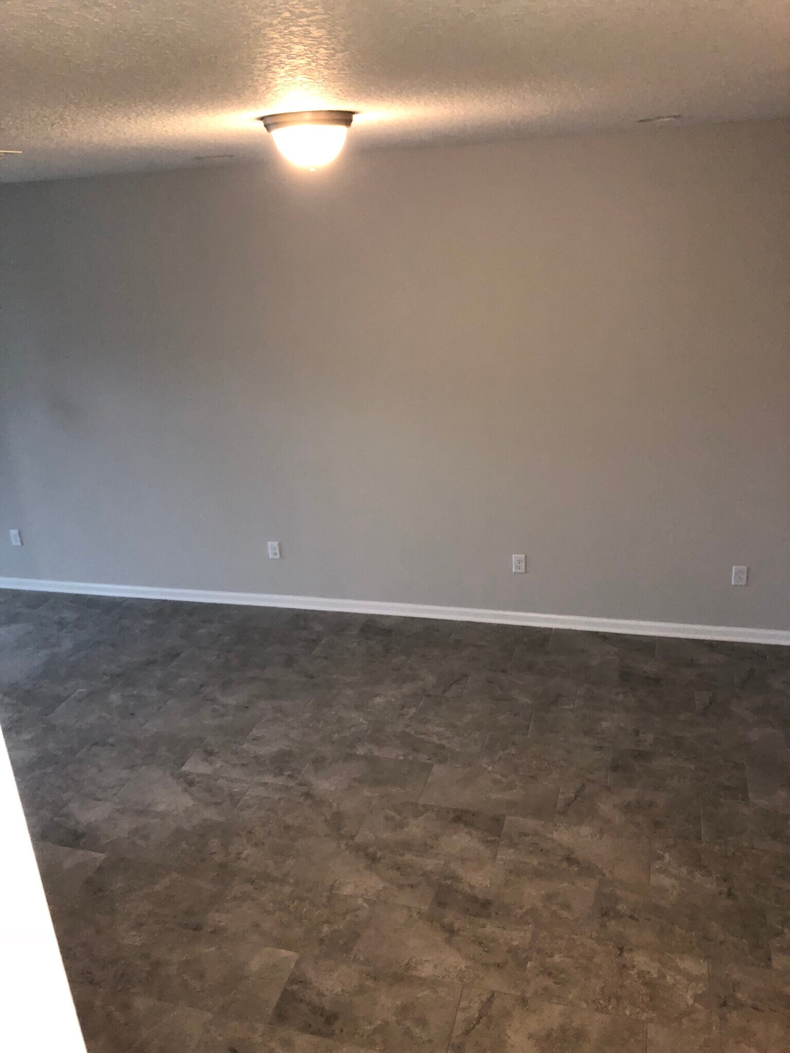 Building Photo - 557 Richmond Dr