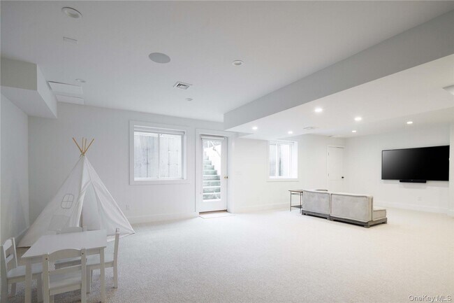 Building Photo - 1700 Cedar Dr