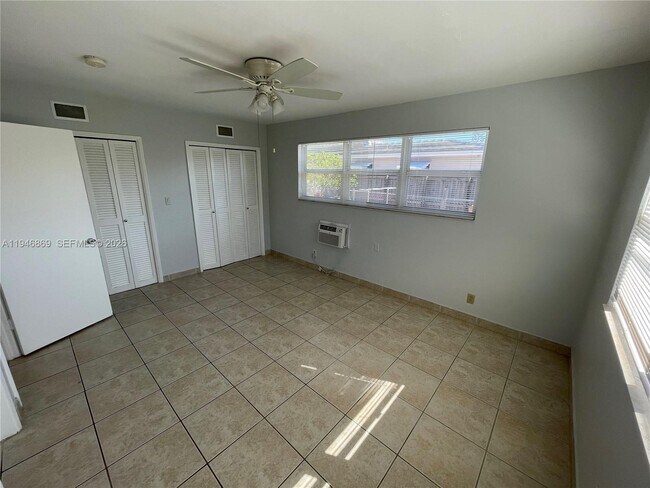 Building Photo - 5550 NE 20th Terrace