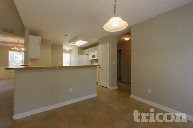 Building Photo - 460 Vinemont Ridge