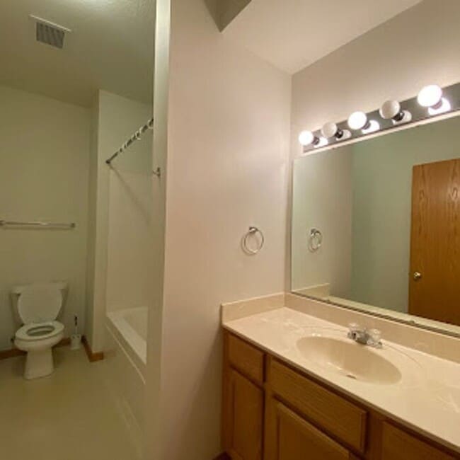 Building Photo - $1550 | 3 Bedroom, 2 Bathroom House | PET ...