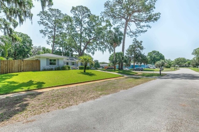 Building Photo - 1068 Mindello Ave