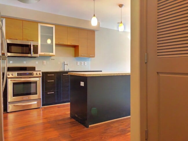 Building Photo - 1 Bed, 1 Bath + Storage - South Beach/SOMA...