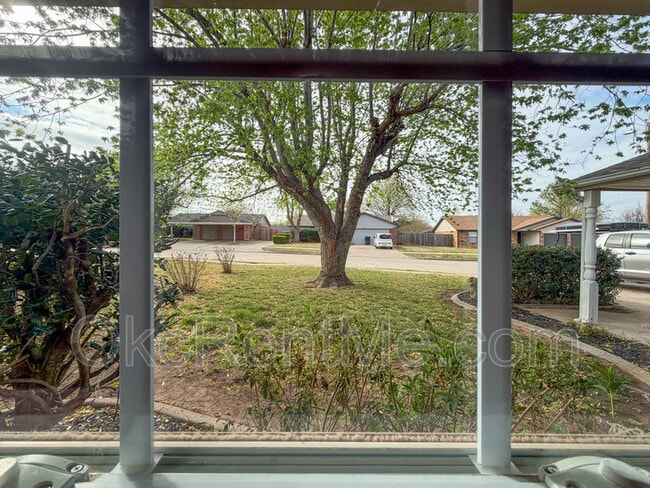 Building Photo - 1104 Spruce Dr