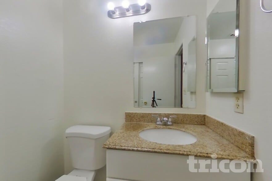 Building Photo - 6644 Hometown Way