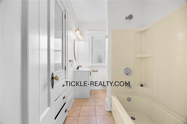 Building Photo - 15-17-17 Roosevelt St