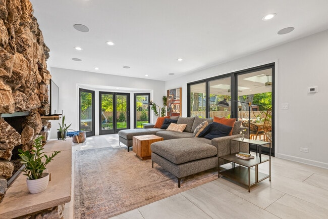 Building Photo - 9526 Lawndale Ave