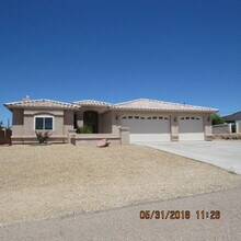 Building Photo - 3 Bedroom 2 bathroom 3 car garage