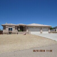 Building Photo - 3 Bedroom 2 bathroom 3 car garage