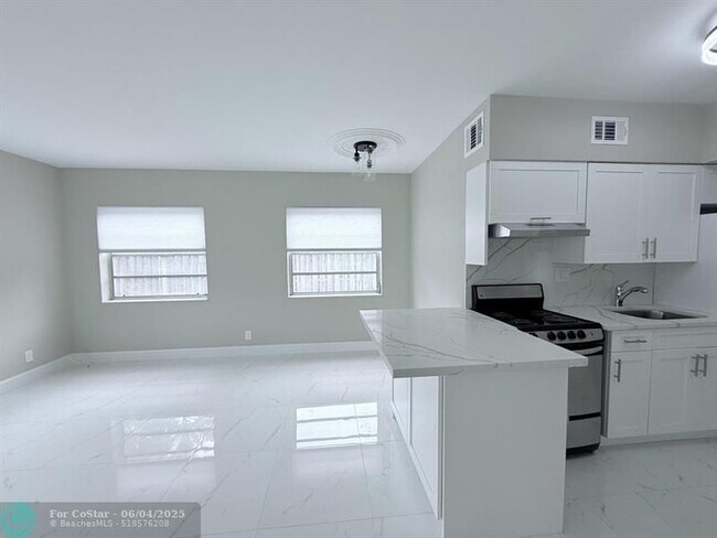 Building Photo - 2725 Middle River Dr