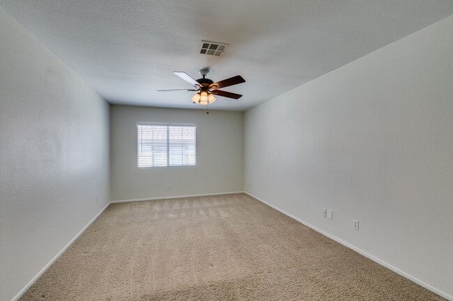 Building Photo - 3 Bedroom 2.5 Bathroom Townhouse in Henderson.