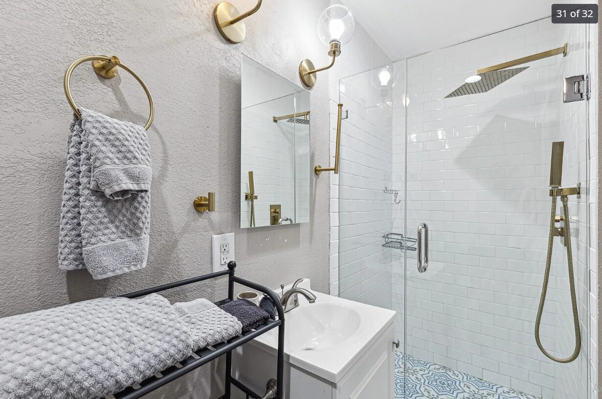 Building Photo - 318 S Montreal Ave