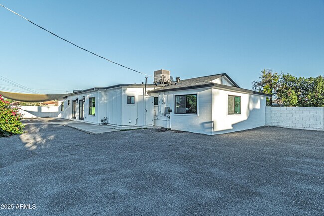 Building Photo - 1539 W Puget Ave