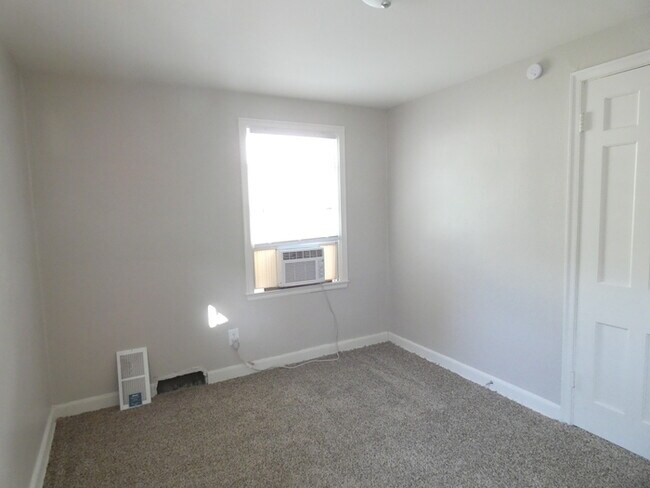 Building Photo - Beautiful Duplex in North Kansas City!