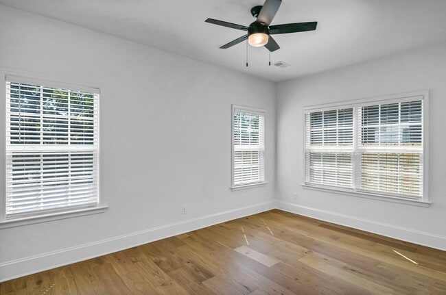Building Photo - Pre-Leasing for the 26-27 School Year! - N...