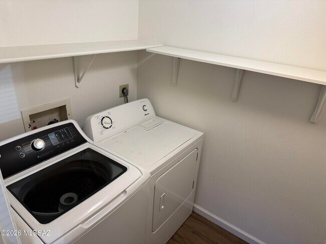 Building Photo - 5751 N Kolb Rd