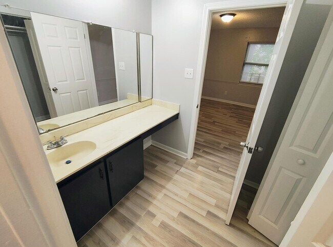 Building Photo - 6439 Kirby Trees Dr