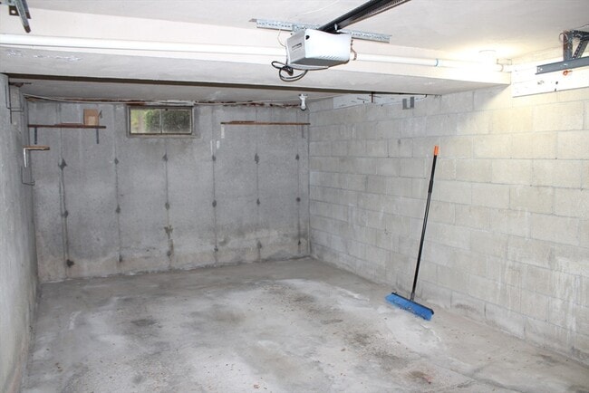 Building Photo - 61 Alton St