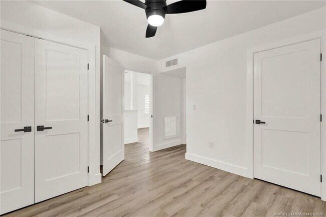 Building Photo - 1950 SW Palm City Rd