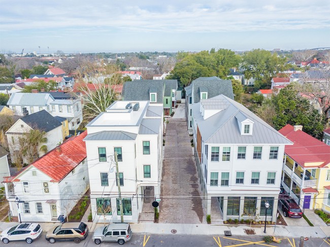 Building Photo - 9 Sanctuary Ct