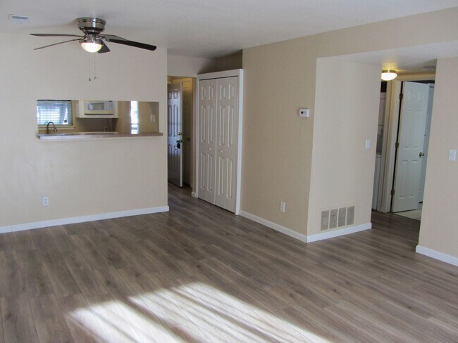 Building Photo - Lovely 2 Bedroom, 1 Bathroom Condo in Cast...