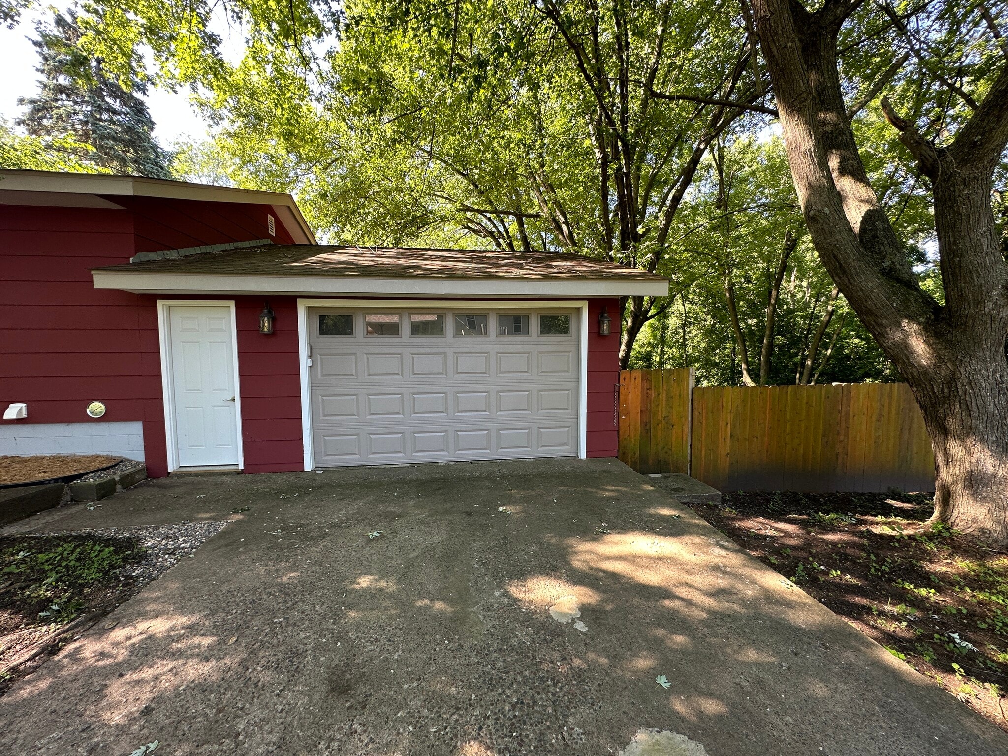 Building Photo - 318 16th Ave W