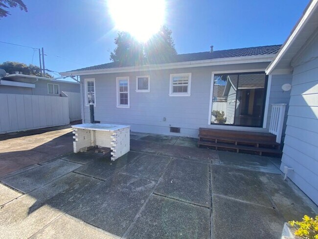 Building Photo - Inviting Pacific Grove Home!