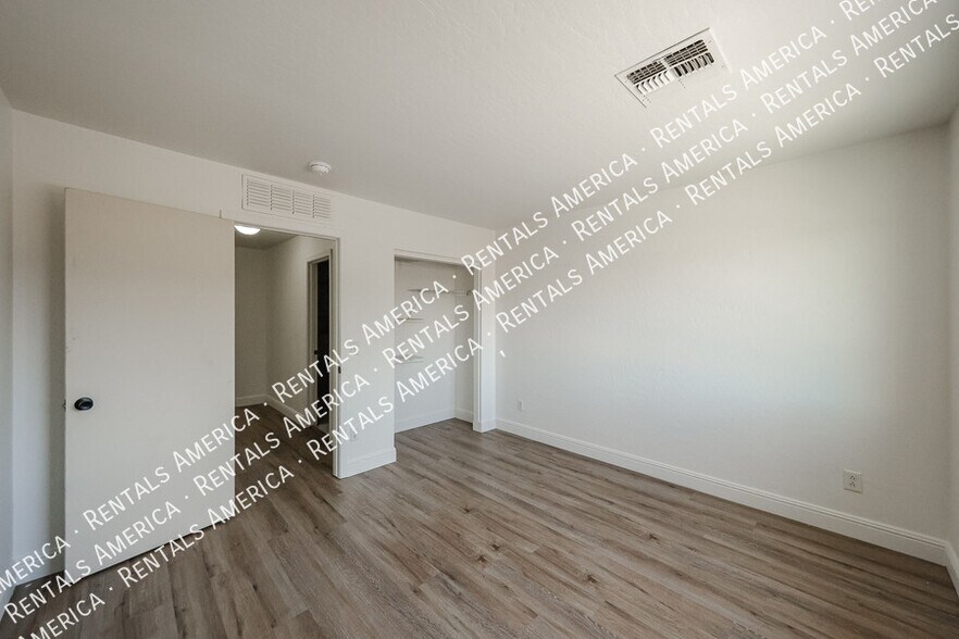 Building Photo - 7315 S 30th Ave