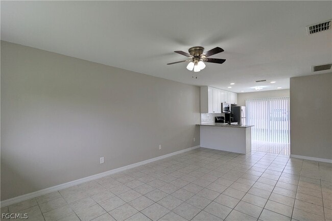 Building Photo - 427 NE Pine Island Ln