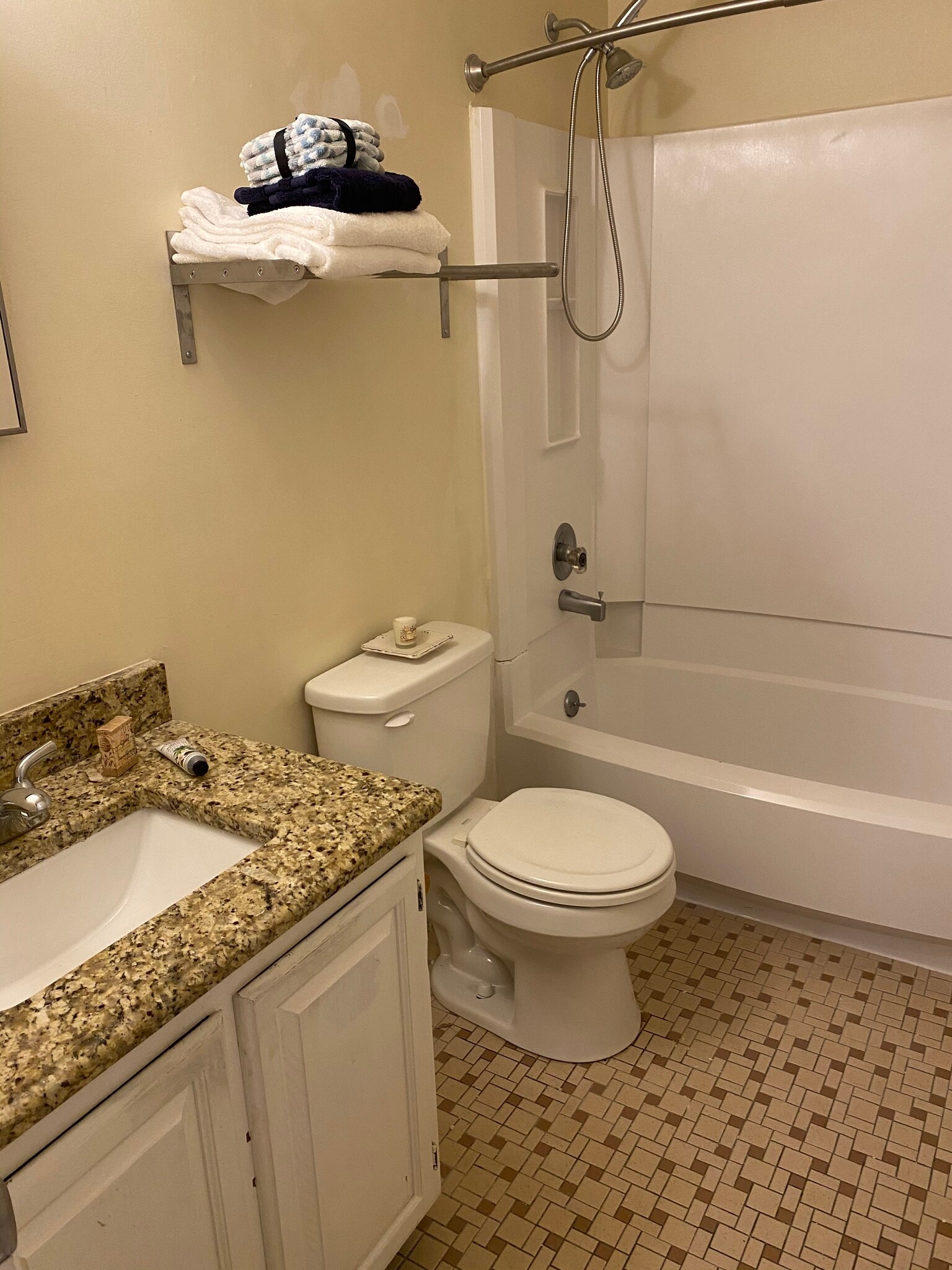 Hall bathroom - 105 Fidelity St