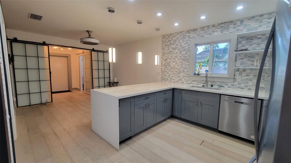 Building Photo - 512 NW 15th Ter