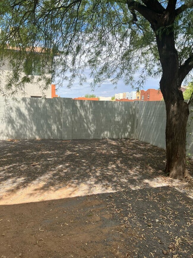 Building Photo - 2 BEDROOM IN SURPRISE W SMALL YARD