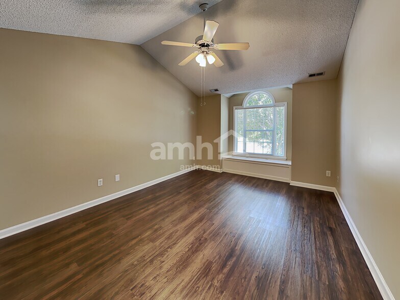 Building Photo - 1609 Middle Ridge Dr