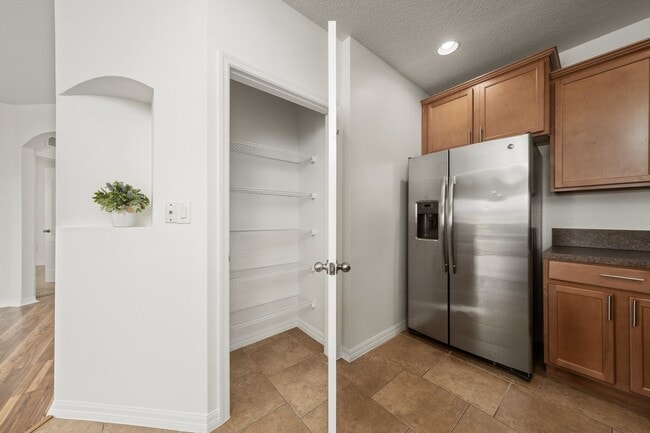 Building Photo - Elegant 2 bedrooms/2 bath condo located in St. Cloud with 1-Car garage