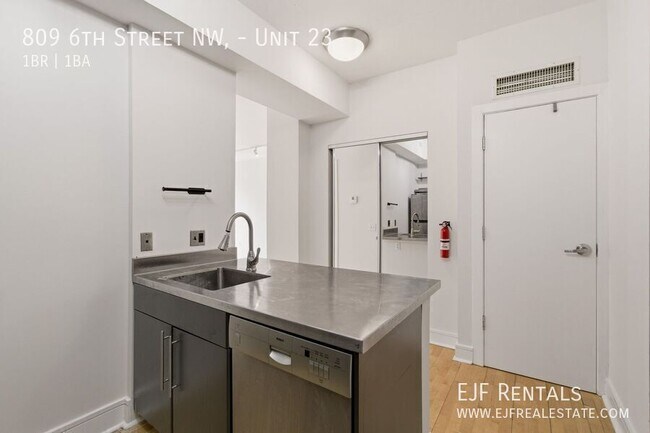 Building Photo - 809 6th St NW