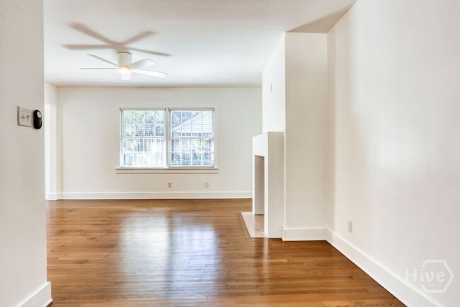 Building Photo - 916 Maupas Ave