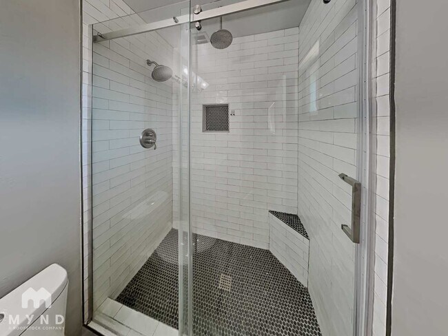 Building Photo - 537 E Laguna Dr