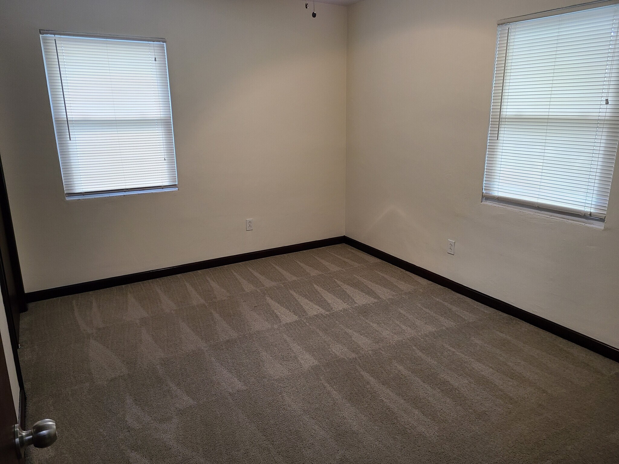 Back bedroom - 305 Woodview Ave