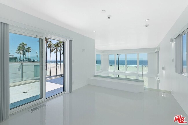 Building Photo - 2419 Ocean Front Walk