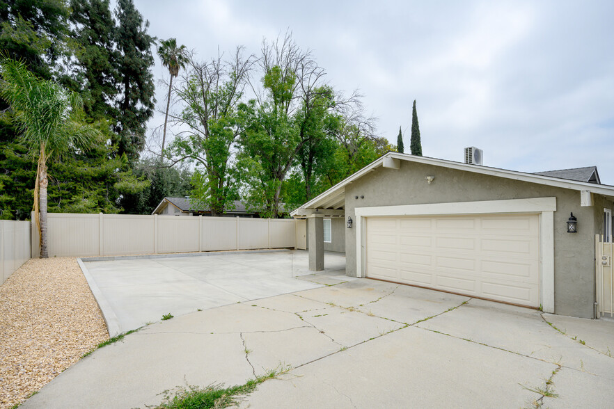 Building Photo - 16132 Chatsworth St