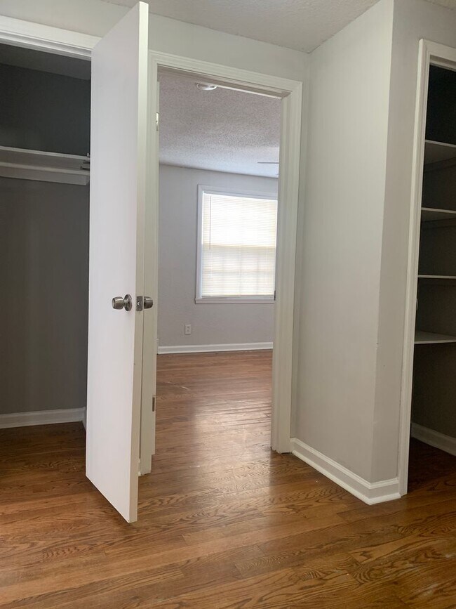 Building Photo - Your Next Home Awaits: 4BR/2BA in Desirable Prairie Village Location!