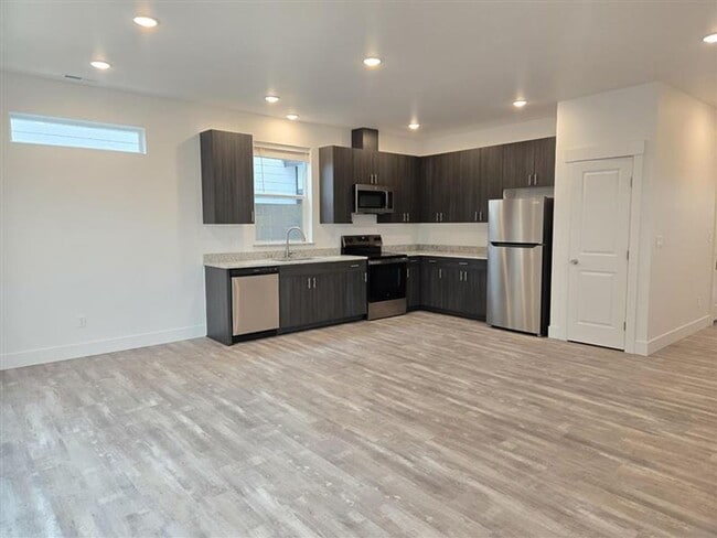 Building Photo - 1 MONTH FREE WHEN YOU SIGN A 15 MONTH LEASE! BRAND NEW TOWNHOME IN THE DESIRABLE SOUTHRIDGE AREA!