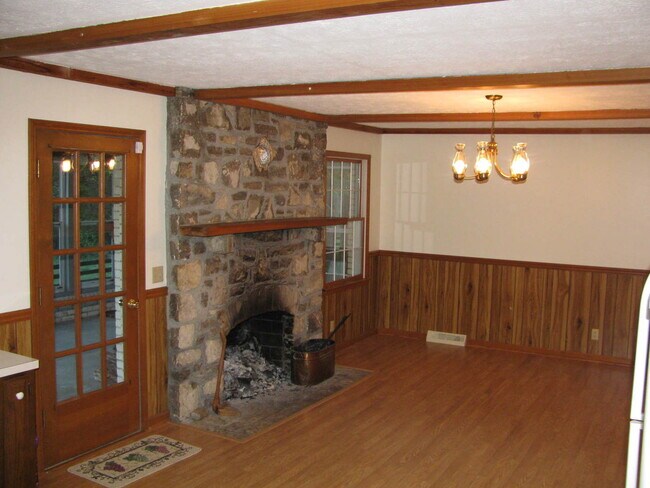 Building Photo - Private Farm House, Lots of Space, Country...