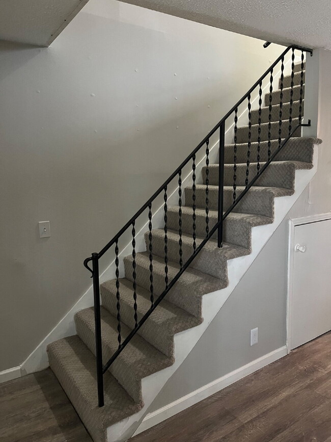 Building Photo - 2 BEDROOM 11/2 BATH TOWNHOME  MINUTES TO D...
