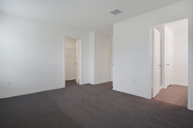 Building Photo - Modern Comfort Meets Convenience