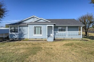 Building Photo - 208 W Maple St