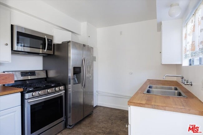 Building Photo - 3171 Silver Lake Blvd