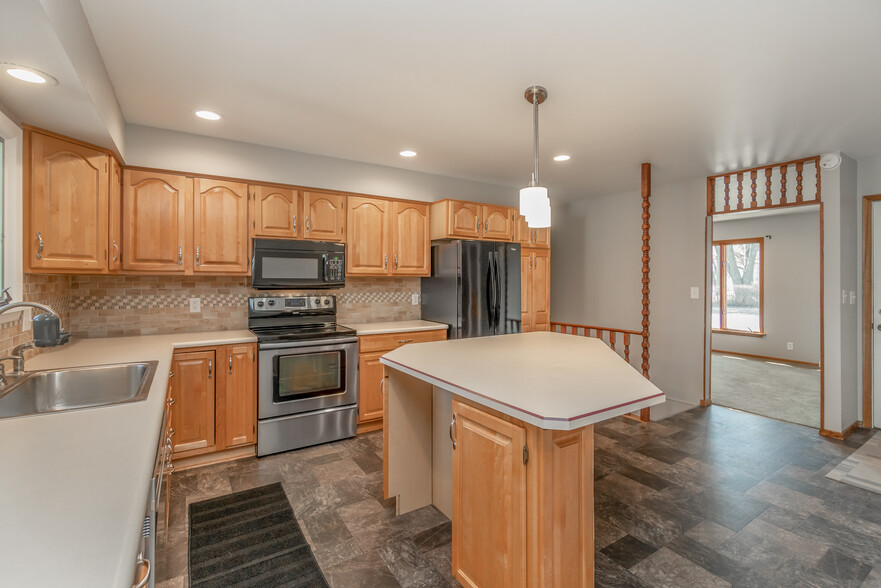 Kitchen/Island - 318 Highland Dr