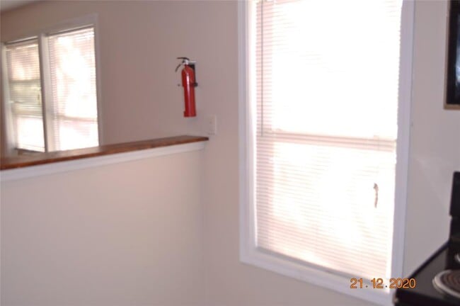 Building Photo - 256 E Pecan Ln